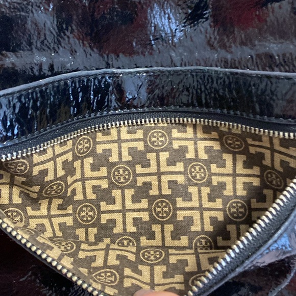 Tory Burch Patent Silver Logo Clutch - Picture 5 of 11